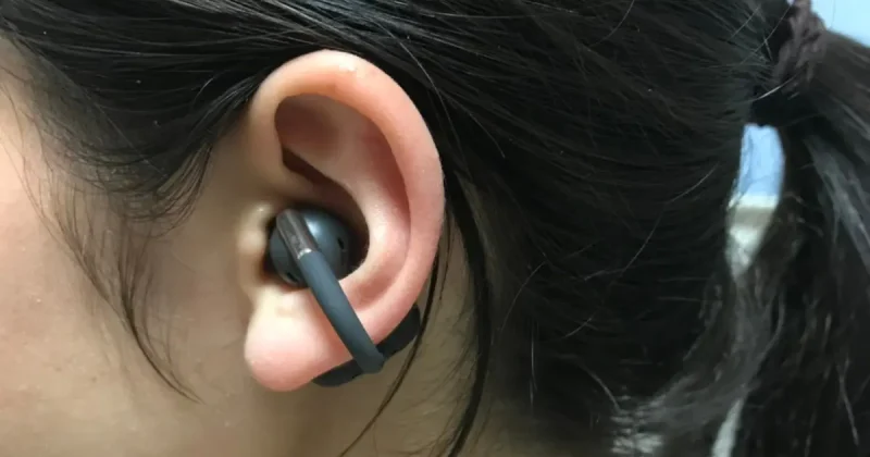耳の小さい子どもが SOUNDPEATS Clip1 を装着している様子。しっかりフィットしてずれにくい
