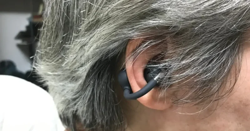 妻が SOUNDPEATS Clip1 を装着している様子。快適に使えている